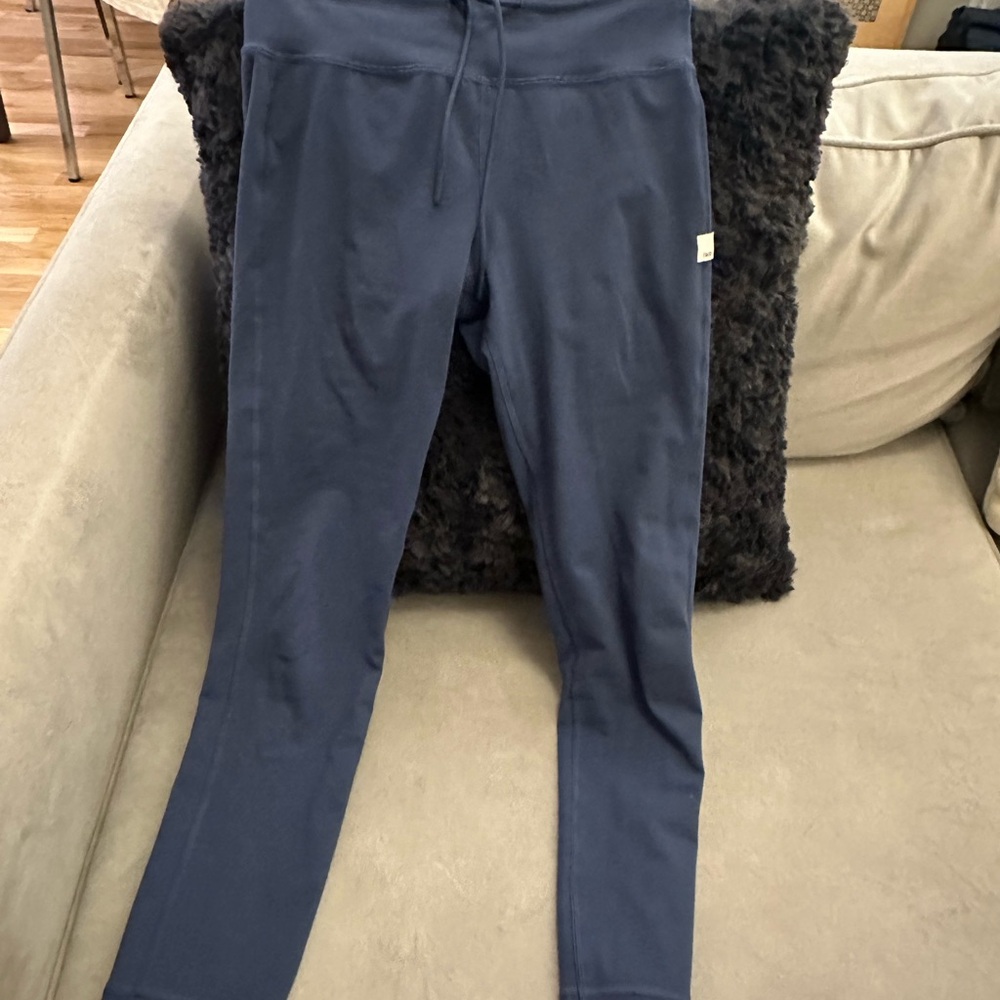 Vuori French blue daily legging.